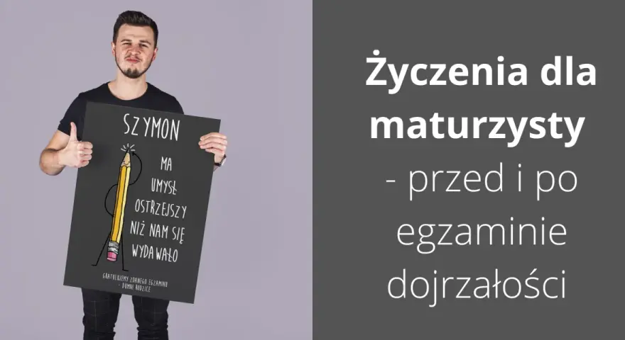 Szymon zdał maturę! Dumny rodzic z tabliczką "Gratulujemy zdania matury" i zabawnym napisem o jego ostrym umyśle.