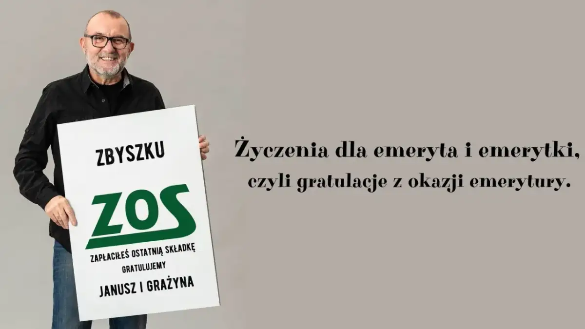 Uśmiechnięty mężczyzna trzyma tablicę z napisem "Zbyszku ZOS zapłaciłeś ostatnią składkę gratulujemy Janusz i Grażyna". To wierszyk dla emeryta.
