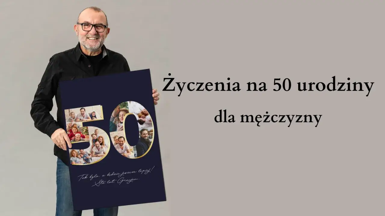 Uśmiechnięty mężczyzna trzyma plakat z napisem 