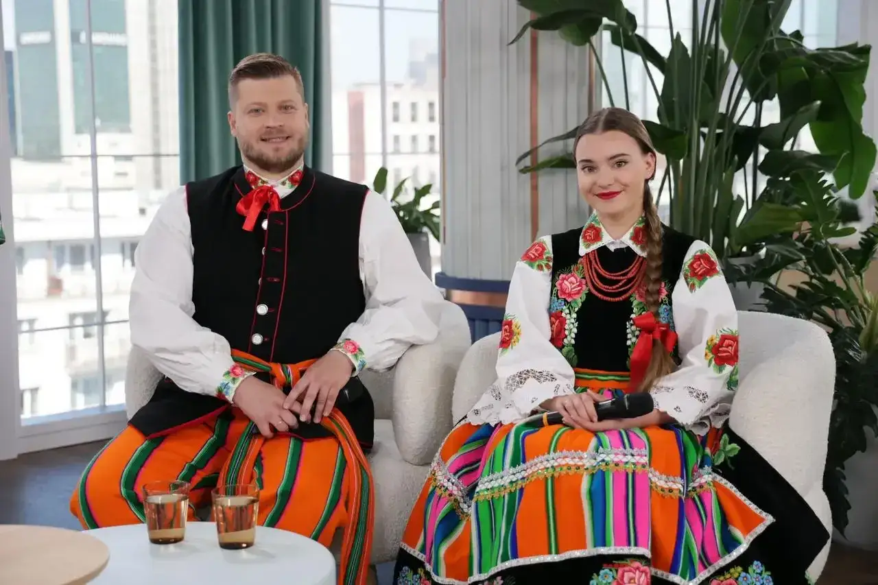 Para w strojach ludowych, jak się pisze
