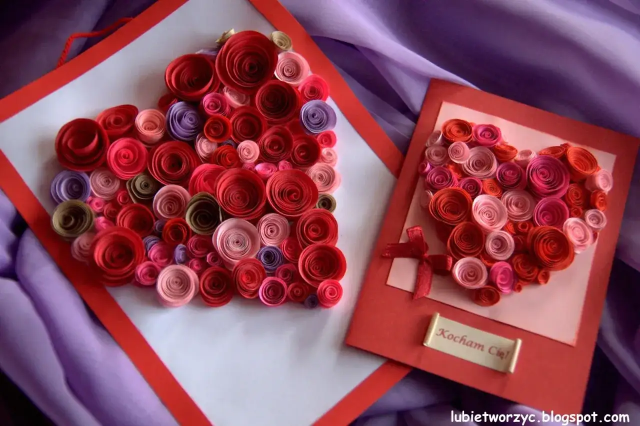 Dwie kartki na walentynki diy z sercami z papierowych różyczek. Jedna większa, druga mniejsza z napisem 