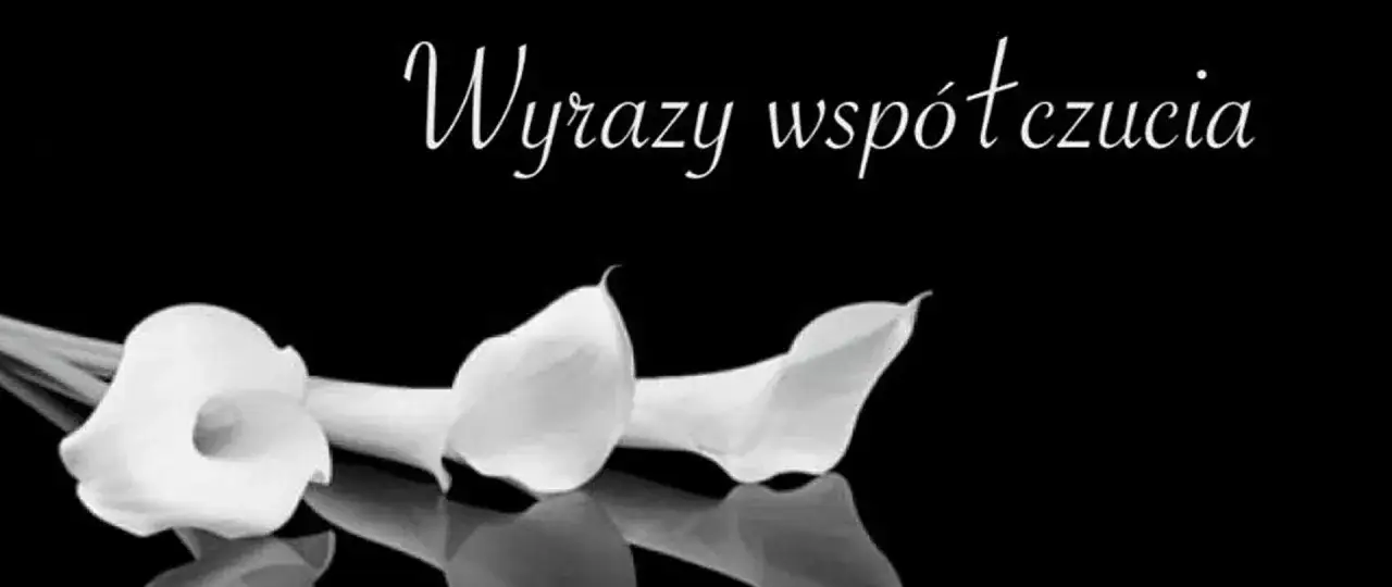Białe kalie na czarnym tle, z napisem