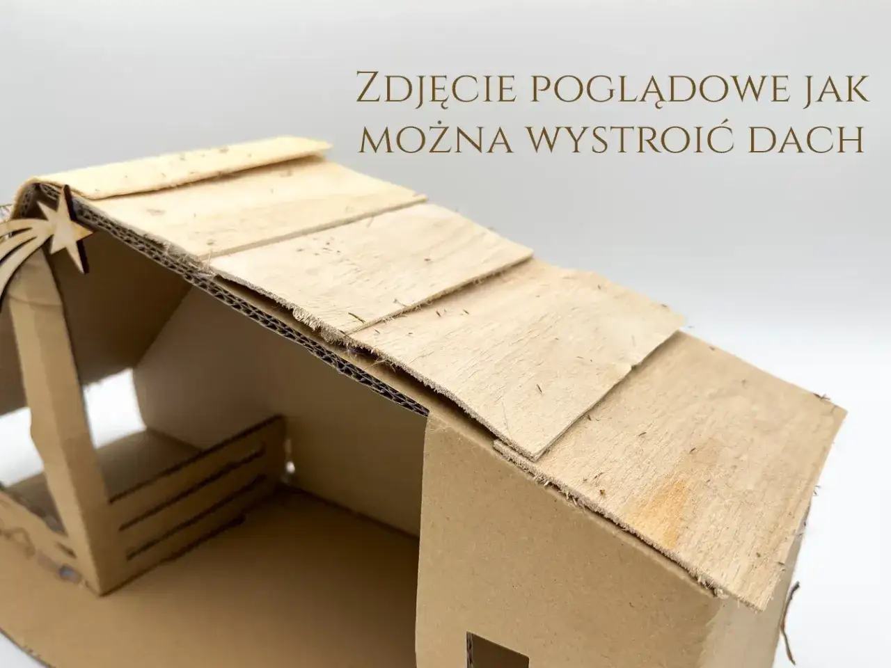 Jak zrobić szopkę bożonarodzeniową z kartonu? Zobacz, jak ozdobić dach, by wyglądał jak prawdziwy.