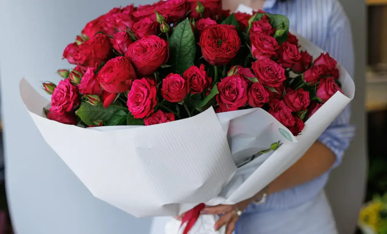 Buket czerwonych róż, symbolizujących miłość i namiętność. Co oznacza 8 róż? To wyznanie: 