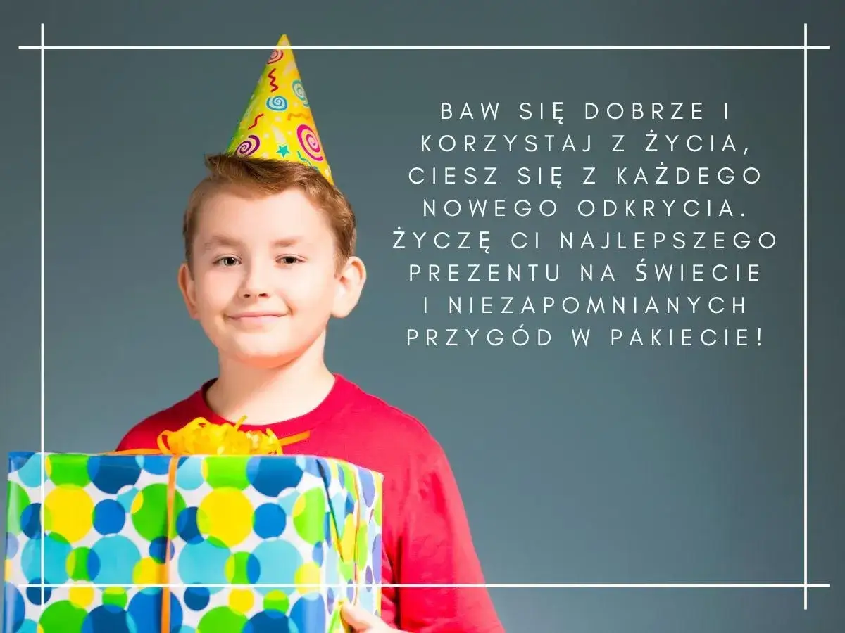 Uśmiechnięty chłopiec w czapce urodzinowej trzyma prezent. Krótkie życzenia urodzinowe dla chłopca: baw się dobrze i korzystaj z życia!