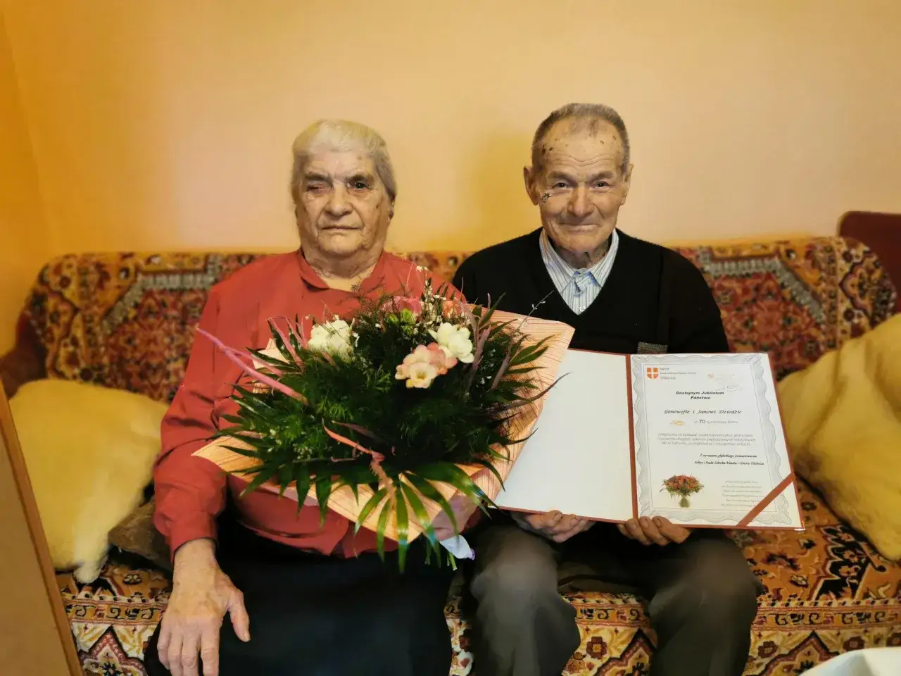Para Genowefa i Jan Dziedzic świętuje 70. rocznicę ślubu. Otrzymali gratulacje i bukiet kwiatów.