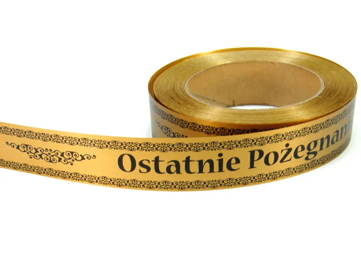 Złota szarfa pogrzebowa z ozdobnym wzorem i napisem 
