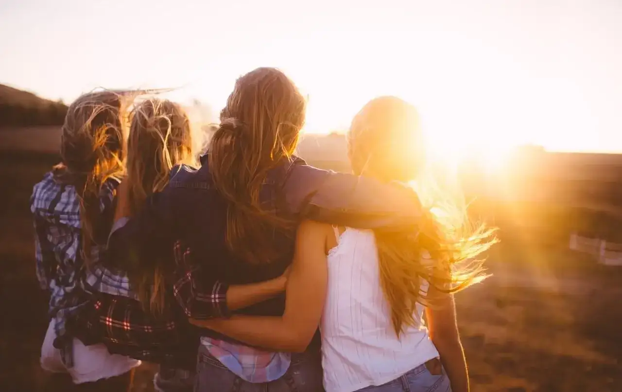 Przyjaciółki cieszą się zachodem słońca, celebrując galentines. To święto przyjaźni, gdy dziewczyny świętują razem.
